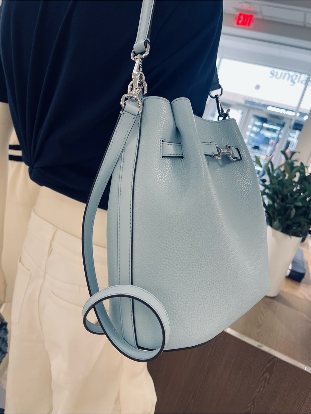 Michael Kors Carson Md Pebbled Leather Convertible Bucket Crossbody Shoulder
NWT - Picture 10 of 16
